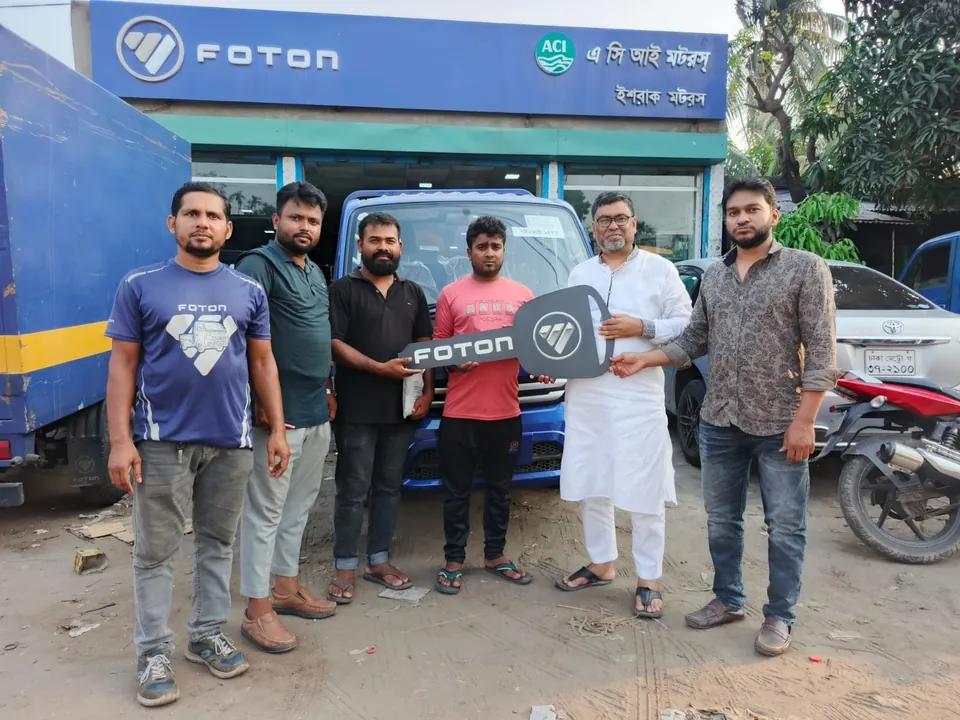 ইশরাক মটরসের সামনে ফোটনের বড় চাবি হাতে নতুন মালিক ও তাঁর বন্ধুরা, সঙ্গে অলিয়ার ভাই